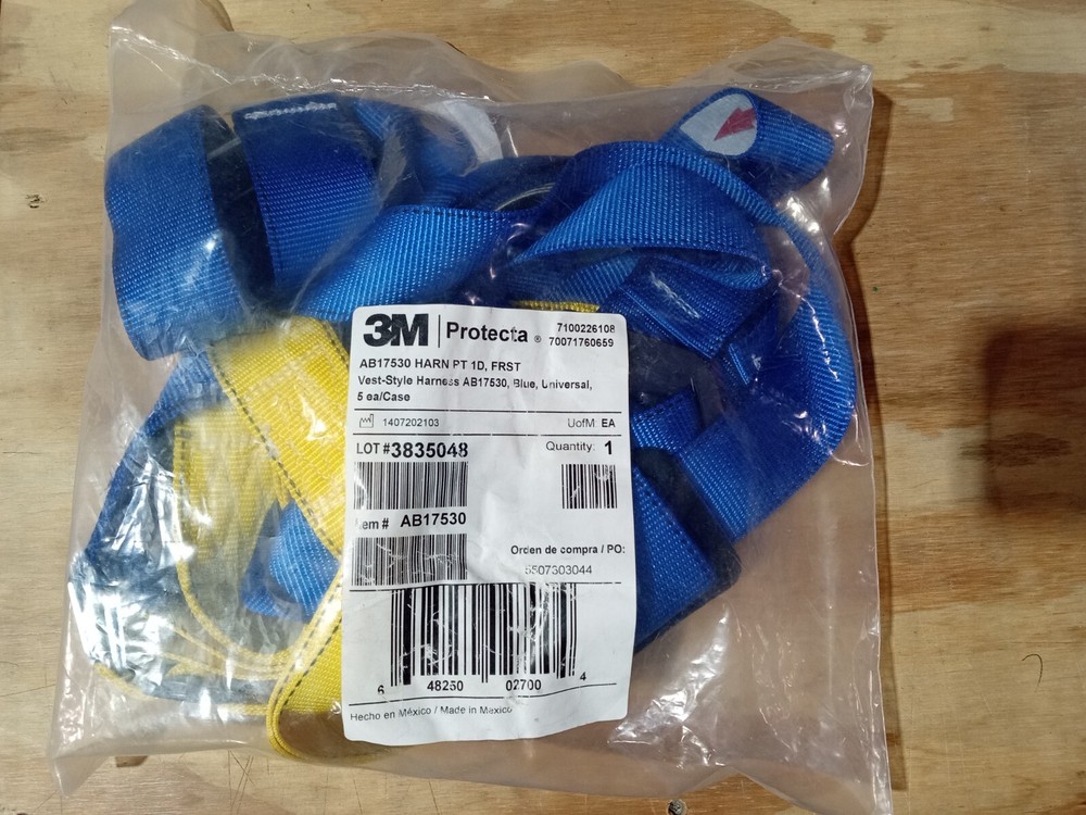 3M Protecta AB17530 First Vest-Style Harness Universal Sizing 5-Point w/D-Ring