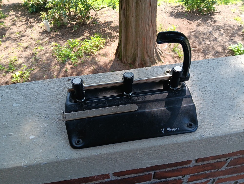 MASTER PRODUCTS 3 HOLE PUNCH BLACK USED