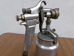 DEVILBISS TYPE MBC PAINT SPRAY GUN WITH CANISTER # 30 TIP FREE SHIPPING