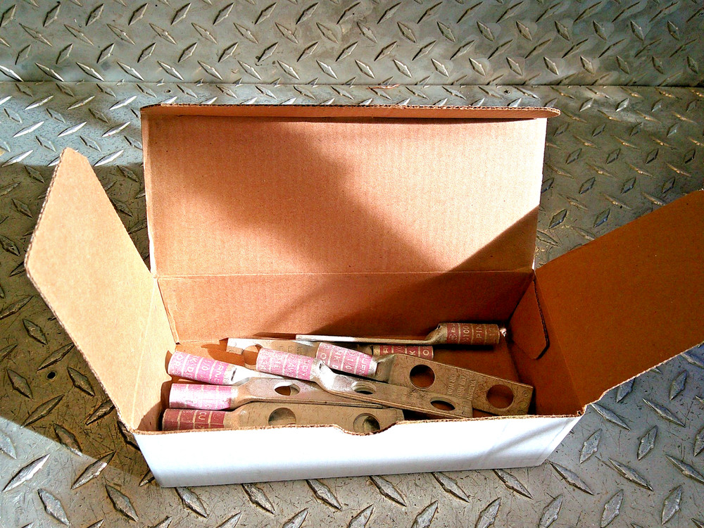 “BOX OF 10” Burndy YAZ252N 2-Hole Compression Lugs