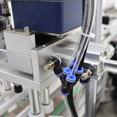 Auto Conveying Filling &Bottle Capping Machine 4 Head Magnetic Pump 8mm Nozzle