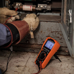 MM700 Multimeter, Auto-Ranging, TRMS, AC/DC Voltage and Current, Lo
