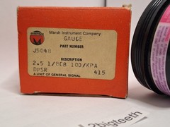NOS Marsh Gauge J5048 – 2.50″ 1/8 CB 0-100 KPA PSI Pressure Gauge