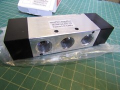 1 – HAN BING 4A420-15 Double Air Piloted Pneumatic Valve 0.15~0.8MPa. NEW in Box