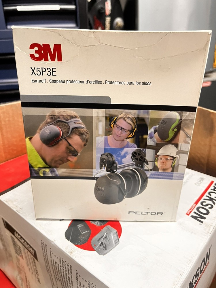 3M X5P3E Peltor XSeries CapMount Earmuffs, NRR 31 dB, One Size Fits Most, Black