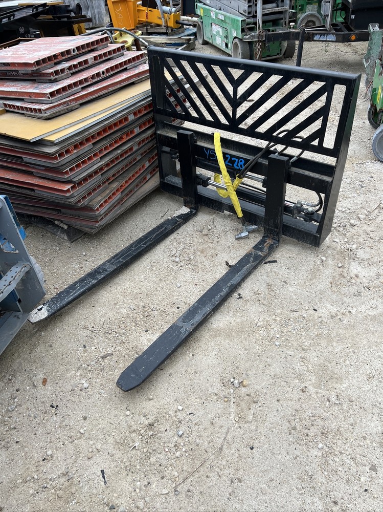Skid Steer Forks Hydraulic Adjustable universal Cat Bobcat John Deere Gehl