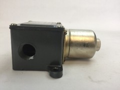 UNITED ELECTRIC CONTROLS J6 9515 142 PRESSURE SWITCH 0-18PSI 5AMP 125/250VAC