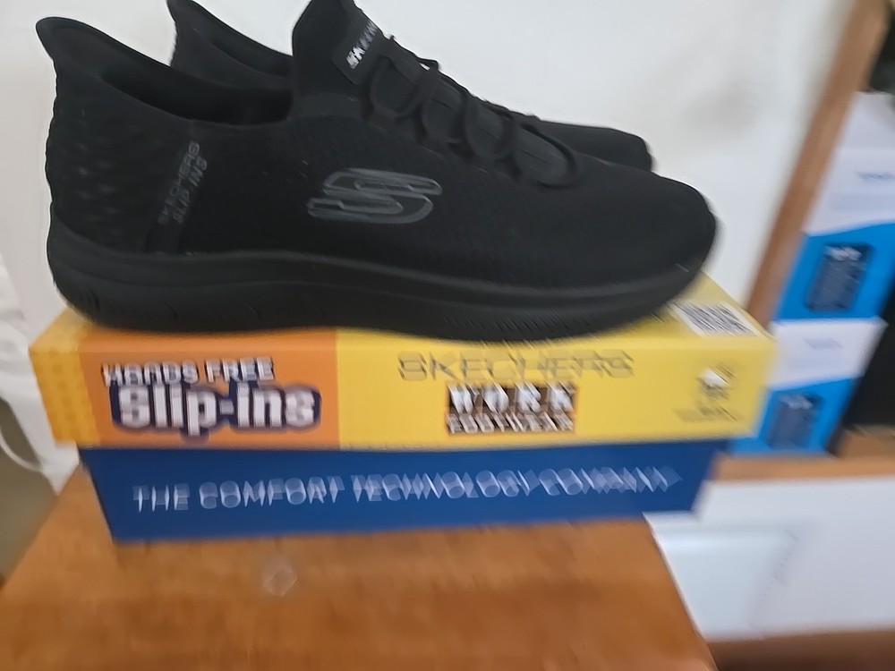 Size 10.5 WIDE – SKECHERS Summits SR Colsin – Slip Resistant / EH – Black – Mens