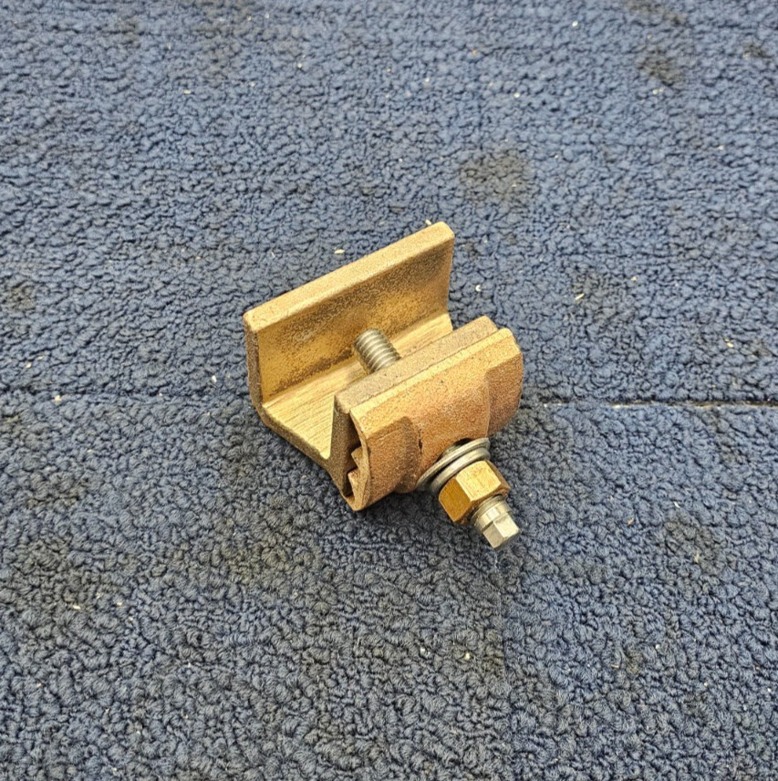 Burndy GCS34: Copper Ground Clamp 4/0 AWG 500 Kcmil Copper Clamp DB 1/4-1 SLT