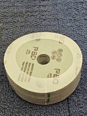 (QTY 25) Benchmark Abrasives 5″ Aluminum Oxide Resin Fiber Grinding Disc 80 Grit