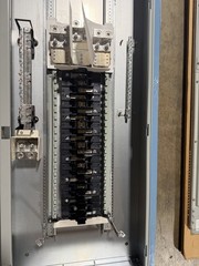 1-400 AMP 480V MAIN LUG PANELBOARD 42 SPACE 3PHASE 4 WIRE COMPLETE PANEL (NEW)