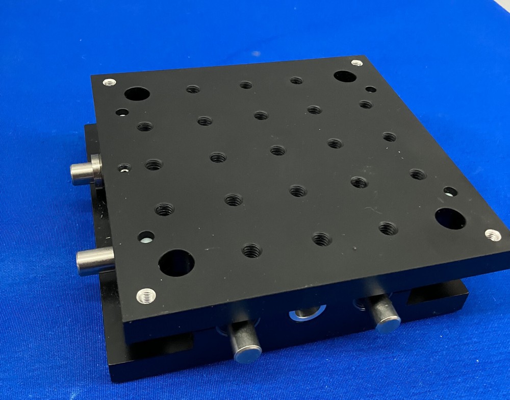 NEWPORT MODEL 401 XY LINEAR STAGE 13MM TRAVEL 1/4 -20 THREAD 5.5”X5.5”X1.72”