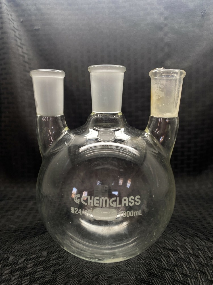 Chemglass Glass 1000mL Vertical 3-Neck 24/40 Round Bottom Flask, CG-1522-07 Chip