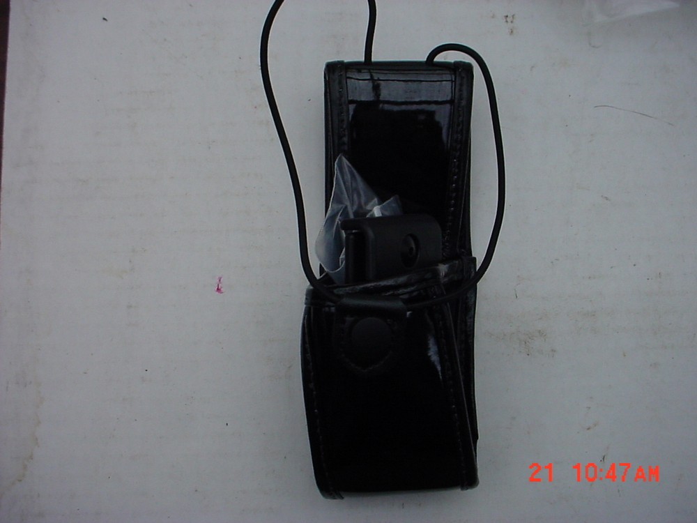 Uncle Mike’s P/N 7497-4 Size 4 Laminated Radio Case Swivel Belt Loop