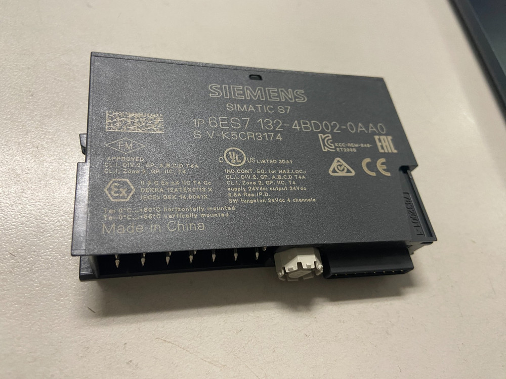 (1) Siemens 6ES7 132-4BD02-0AA0 Digital Output Module NEW