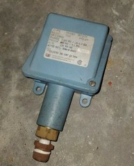 United Electric Controls Company Pressure Switch H100-702