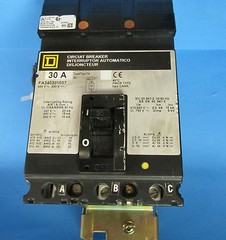 * SQUARE D 30 AMP 3 POLE BREAKER W/SHUNT TRIP FA340301037 ……… VC-151