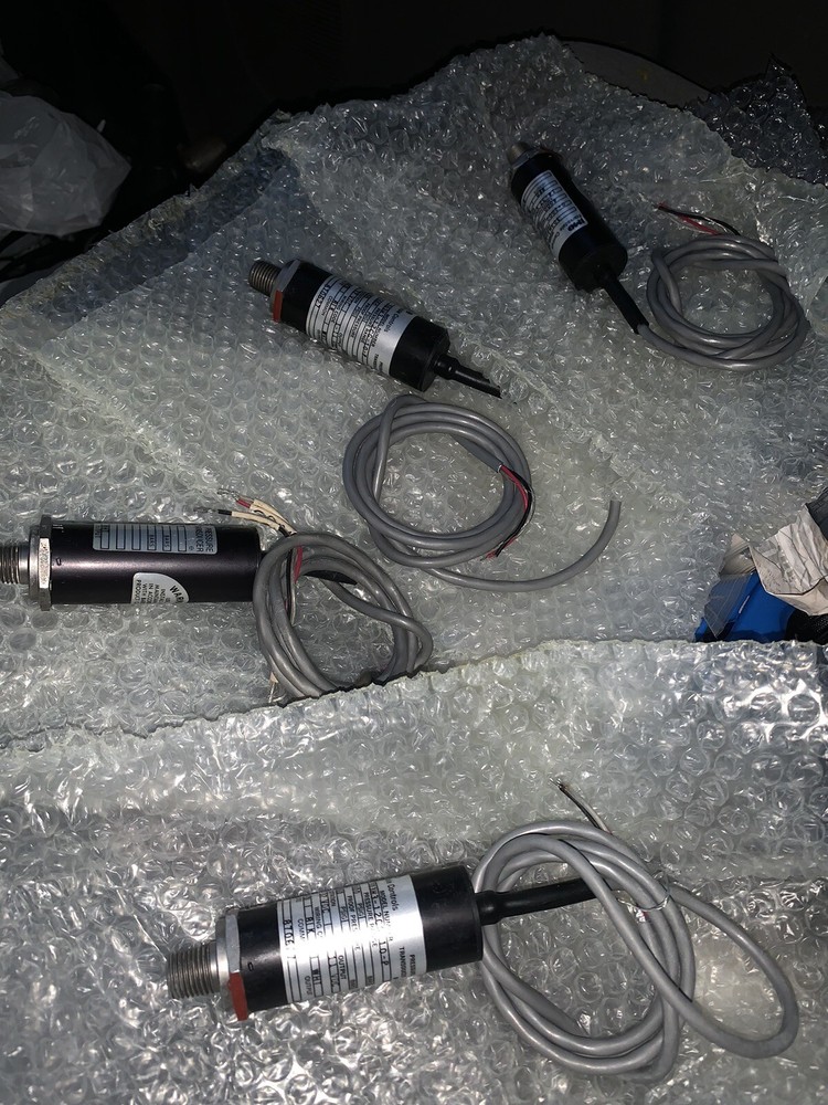 LOT OF 4 Barksdale 303H3-12CG-10-P Pressure Transducer 0-2000 3 NEW 1 USED