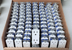 80 NEW EATON 1107W DECORATOR DUPLEX RECEPTACLE OUTLETS 15A 125V 2P 3W WHITE LOT