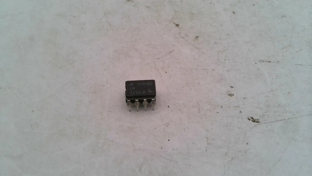 NATIONAL SEMICONDUCTOR S:R352 HIGH SPEED COMPARATOR DIP-8 LM311J-8
