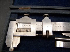 VINTAGE BROWN & SHARPE #570 7″ MACHINIST VERNIER INSIDE OUTSIDE CALIPERS IN CASE