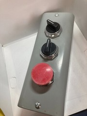 GE CR104PEX13 ENCLOSURE WITH SELECTOR 2 POS SPRING 3 POS MAIN PUSH/PULL