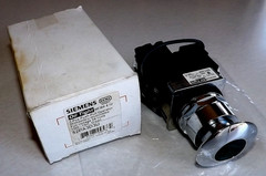 SIEMENS 52PA3D3U 120V AC Green Illuminated Push Button Switch NIB