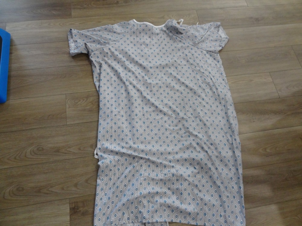 NWT Lot of 4 Utopia Care Adult Unisex Hospital Patient Gowns Back Ties One Size