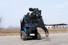 TYPHON STOMP X1300 & 509 Mini Skid Steer Rotary Wood Grabber 360° Log Attachment