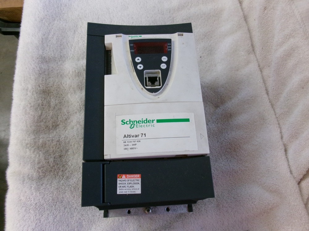 Schneider Electric Altivar 71 3HP AC Drive ATV71HU30N4