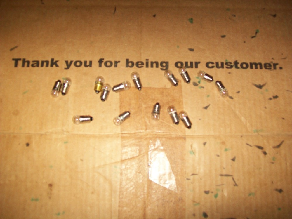 15 Of Servalite Part # 55314 Or # 14 Flashlight Bulb Screw in 2.47 Volts .3 Amps