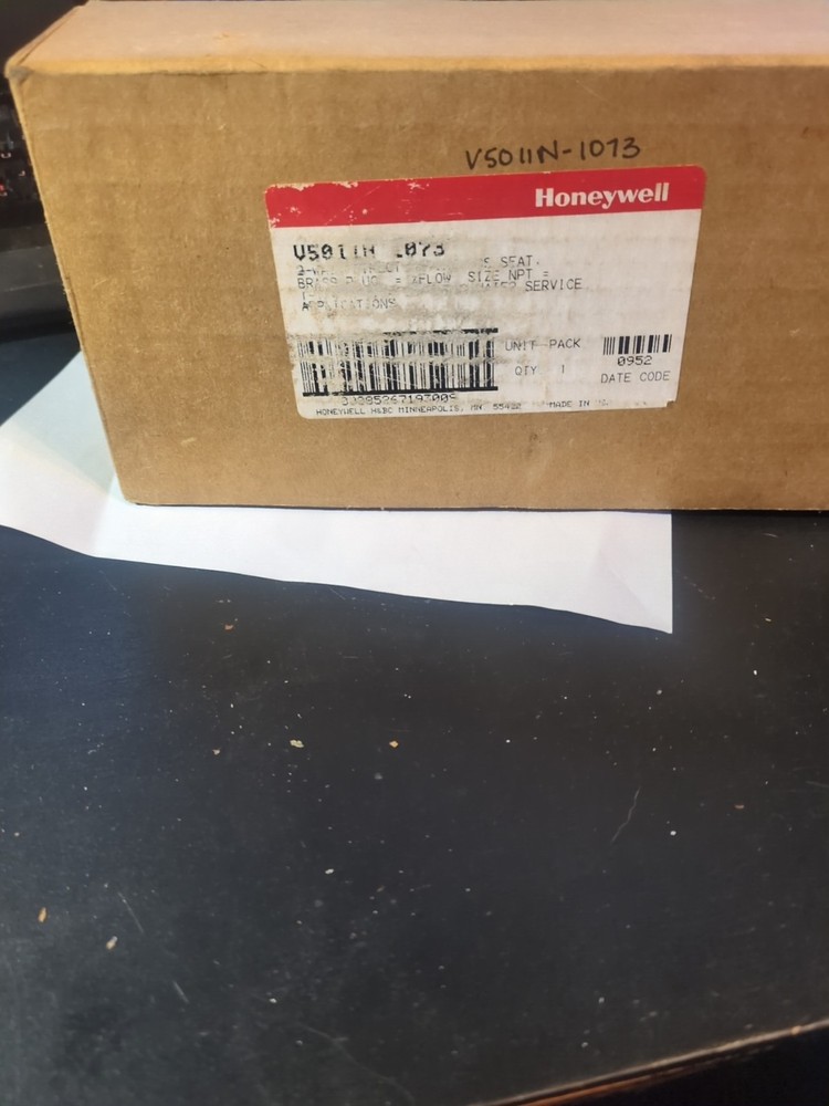 Honeywell V5011N1073 1-1/4″ Two-way Direct Acting Globe Valve Female NPT 18.7 Cv