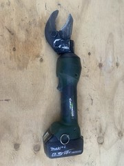Greenlee Gator Cable Cutter Es32x W 6.0 Ah Battery No Charger Included Pre-owned