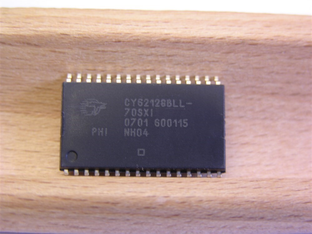 2 Cypress CY62128BLL-70SXI MoBL 128K x 8 Static RAM ICs