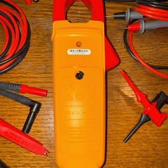 Fluke 323 400amps Digital AC Clamp Meter and Fluke OEM Test Leads w/ case!