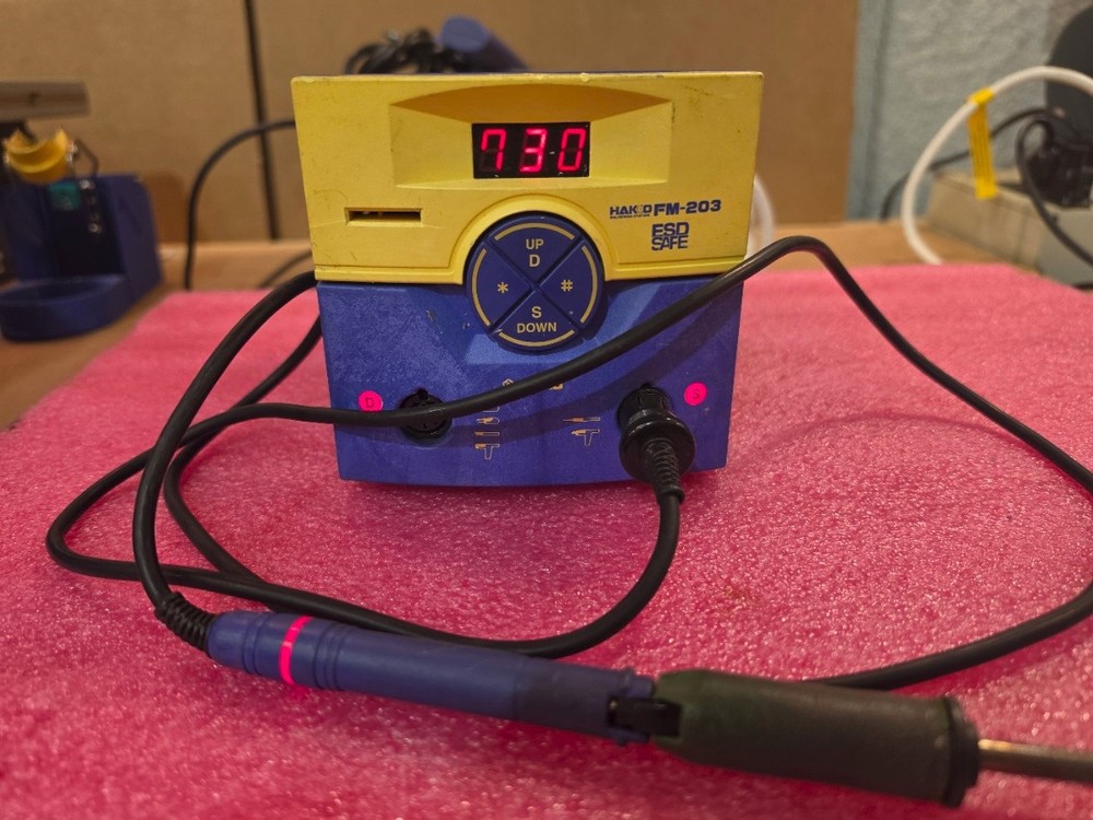 Hakko FM-203 Soldering Station with Iron