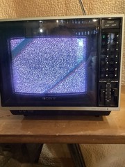 SONY Trinitron Color TV Receiver Model NO. KV-8100. Powers Up