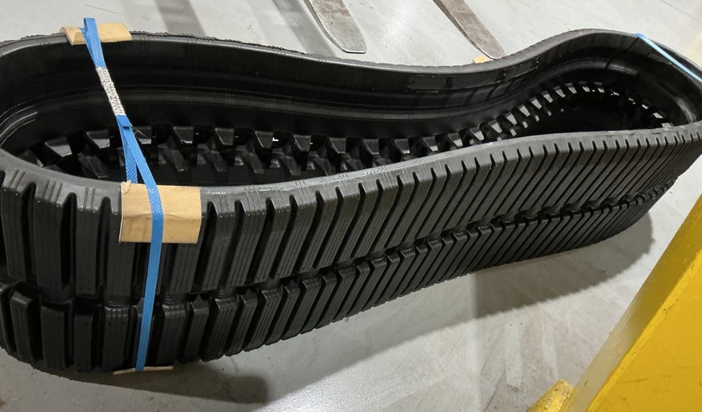 New Bobcat T770 450x86x55 Multi-Bar Pattern Rubber Track Blemish Cheap Price