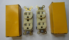 Hubbell HBL53521 Ivory Duplex Receptacle 125V 20A 2 pole 3 wire grounding