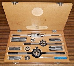 British Standard Whitworth 1/4″ To 1/2” 14 Pcs Tap And Die Set Kit In Wooden Box