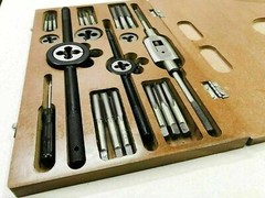 British Standard Whitworth 1/4″ To 1/2” 14 Pcs Tap And Die Set Kit In Wooden Box