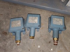 United Electric Controls Company Pressure Switch H100-702