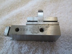 BEAUTIFUL FISH TAIL V-BLOCK W/ CLAMP – 2 1/2″ L x 1″ W x 1″H – Fine!