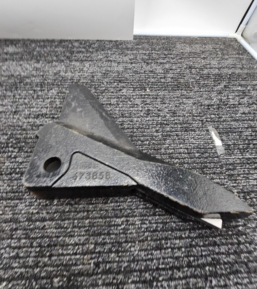 UM 67385B 30C3 Ripper Point Shark Fin Casting For Unverferth ATR 67951B