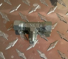 6603-04-04-04 Hydraulic Tee 1/4″ FJX x 1/4″ FJX x 1/4″ MJ Swivel