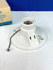 Glazed Porcelain LAMP HOLDER Pull Chain & Outlet 250W 125V LEVITON NEW 9716-A