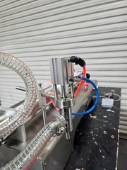Semi automatic Pneumatic Piston Liquid Filling Machine 100-1000ml Filling Range
