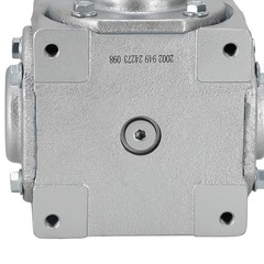 Right Angle Gearbox 1:1 Ratio 40HP 1800RPM CW/CW 1″ Shaft Cast Iron Housing