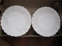 VTG 1000 PCS 6″ ROYAL LACE NORMANDY OFF WHITE IVORY PAPER DOILIES NEW BOX