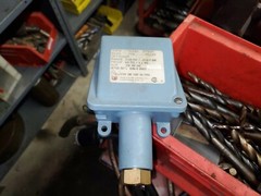 United Electric Controls Company Pressure Switch H100-702